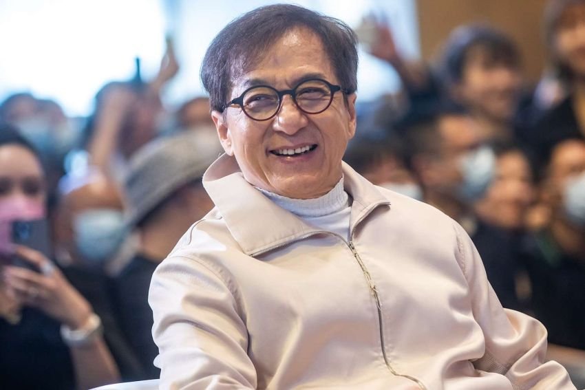 Jackie Chan Ungkap Dua Penyesalan Terbesar dalam Hidup: Gagal Jadi Ayah & Remehkan Pendidikan