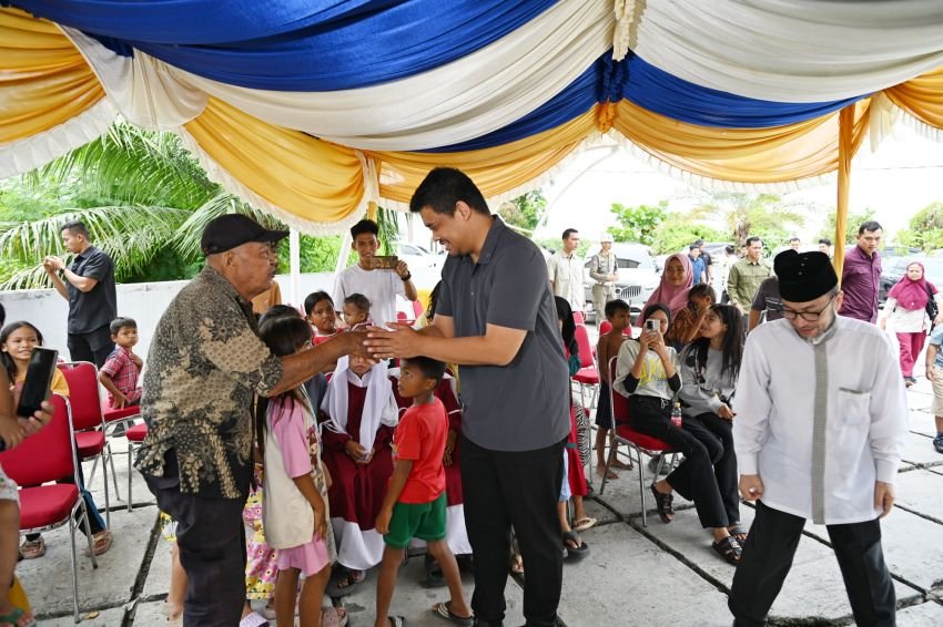 Gubernur Sumut Bobby Nasution Saksikan Penyembelihan Hewan Kurban Iduladha di Masjid Jamik Hanifah