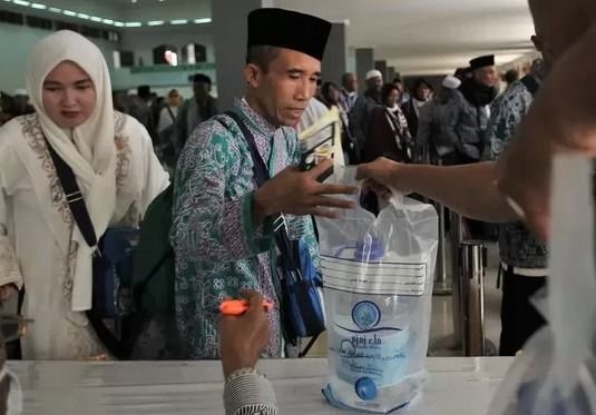 Jamaah Haji Diingatkan Jangan Bawa Air Zamzam di Bagasi dan Kabin Pesawat