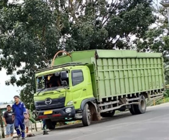 Dua Truk Fuso Terlibat Kecelakaan di Lingkar Barat II Jambi, Sopir Diduga Mengantuk