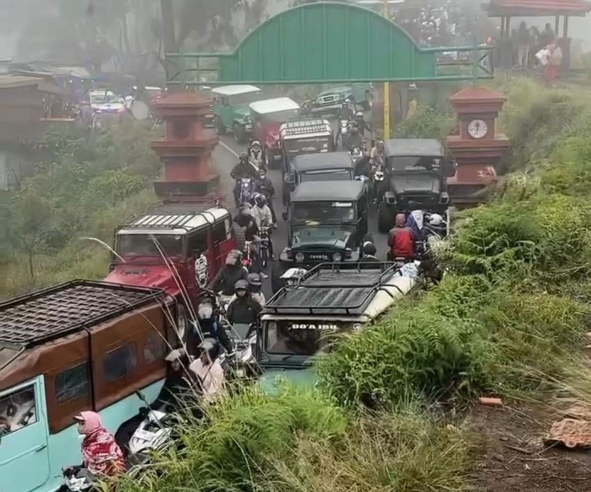 Viral! Kawasan Gunung Bromo Padat Merayap, Wisatawan Terjebak Macet Hingga 2 Jam