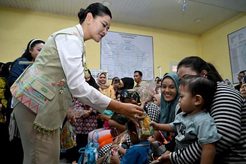 Kahiyang Ayu Tinjau Pembagian Makanan Bergizi Gratis untuk Tekan Risiko Stunting di Medan