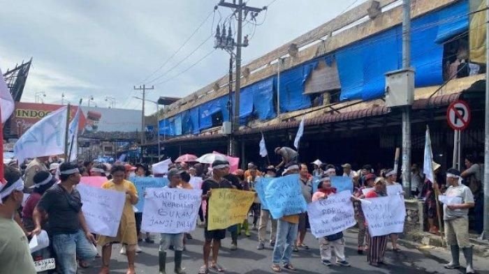 Pedagang Gedung IV Pasar Horas Demo, Jalan Merdeka Pematangsiantar Macet Panjang