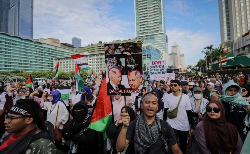 Aksi Solidaritas Bela Palestina Warnai CFD Bundaran HI, Massa Long March dari Kedubes AS