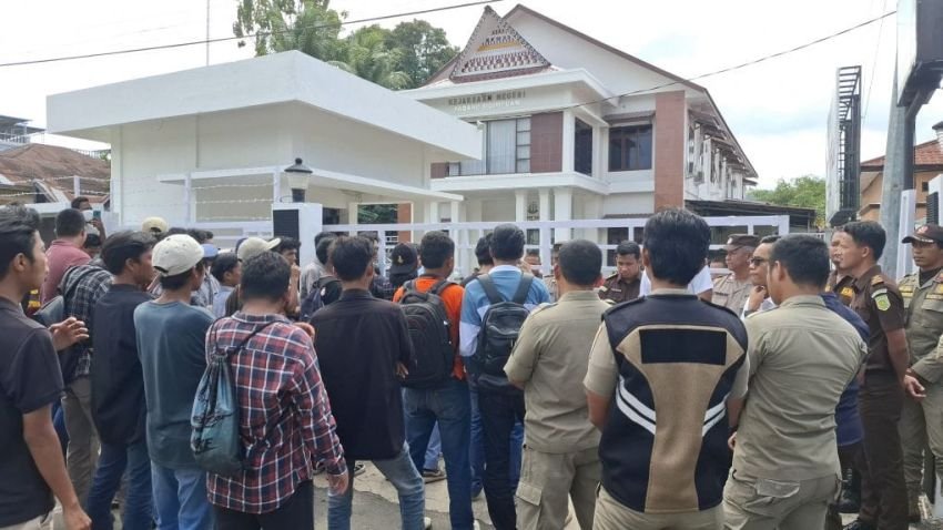 Mahasiswa Geruduk Kejari Padangsidimpuan, Desak Tangkap Aktor Utama Korupsi ADD 2023