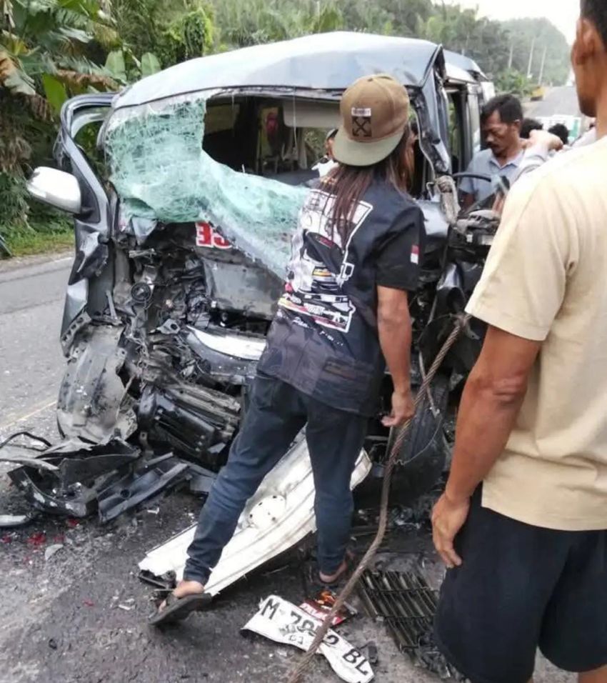 Tabrakan Maut Land Cruiser Vs Ambulans di Riau: 2 T3was, 6 Orang Luka-Luka