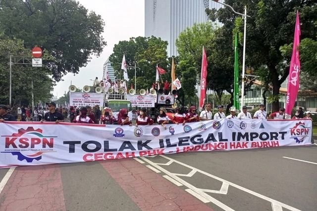 Buruh KSPN Gelar Aksi di Patung Kuda, Tuntut Hentikan PHK dan Impor Ilegal