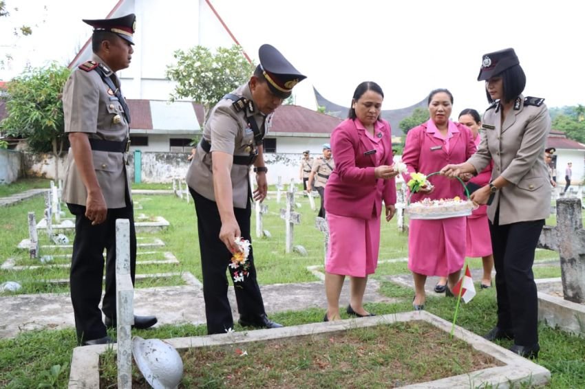 Peringati Hari Bhayangkara ke-79, Polres Tapanuli Tengah Gelar Ziarah ke Makam Pahlawan di Sibolga