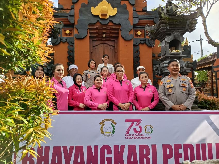 Waka Polres Jembrana Dampingi Kunjungan Ibu Ketua Bhayangkari Daerah Bali dalam Rangka HUT HKGB ke-73, Serahkan Bantuan Sosial & Religi