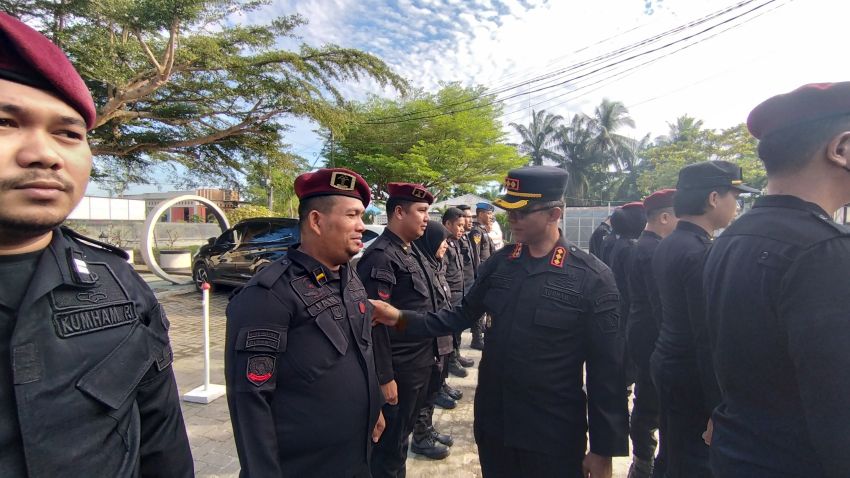 Apel Pagi di Lapas Labuhan Ruku: Kalapas Lakukan Pemeriksaan Kerapian Petugas