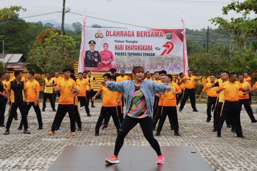 Sambut Hari Bhayangkara ke-79, Polres Tapteng Gelar Olahraga Bersama TNI, Pemkab dan Masyarakat