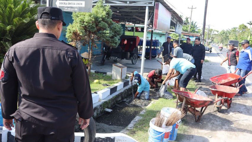 Lapas Labuhan Ruku Wujudkan Pemasyarakatan yang Bermanfaat Lewat Aksi Bersih-Bersih Parit