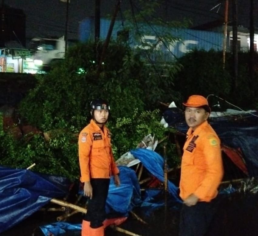 Bogor Diterjang Hujan, TPT di Cileungsi Longsor dan Timbun Kendaraan Warga