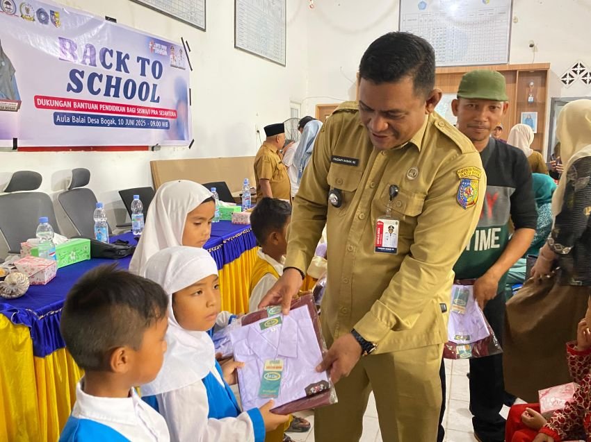 Back to School, Pemdes Bogak Dukung Pendidikan Lewat Ijazah Nonformal dan Seragam Gratis