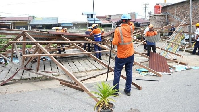 PT KAI Tertibkan Bangunan Liar di Labuhanbatu Utara, Tak Miliki Izin Resmi