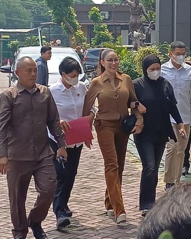 Sidang Gugatan Wanprestasi Nikita Mirzani terhadap Reza Gladys Kembali Ditunda, Mediasi Jadi Agenda Selanjutnya