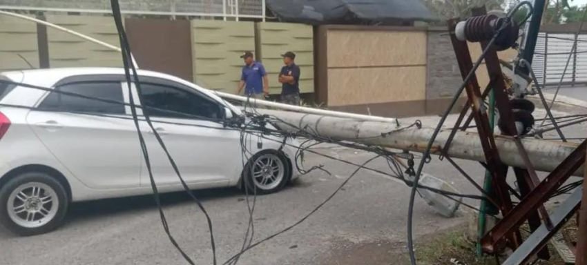 Angin Kencang Terjang Banda Aceh dan Aceh Besar: Belasan Tiang Listrik Tumbang