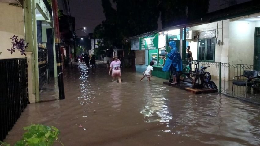 2 RT di Cilandak Timur, Jaksel Terendam Banjir Akibat Hujan Deras