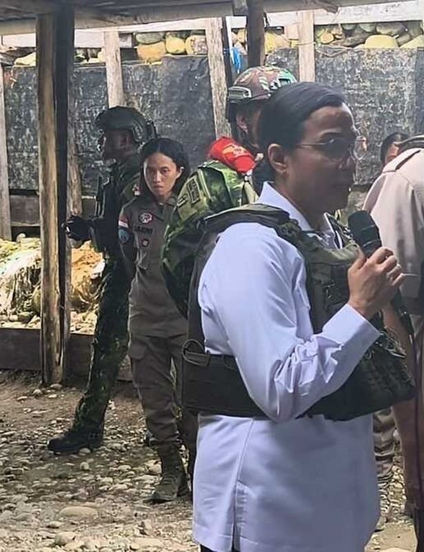 Pertama Kali ke Nduga, Sri Mulyani Datang Pakai Rompi Anti Peluru