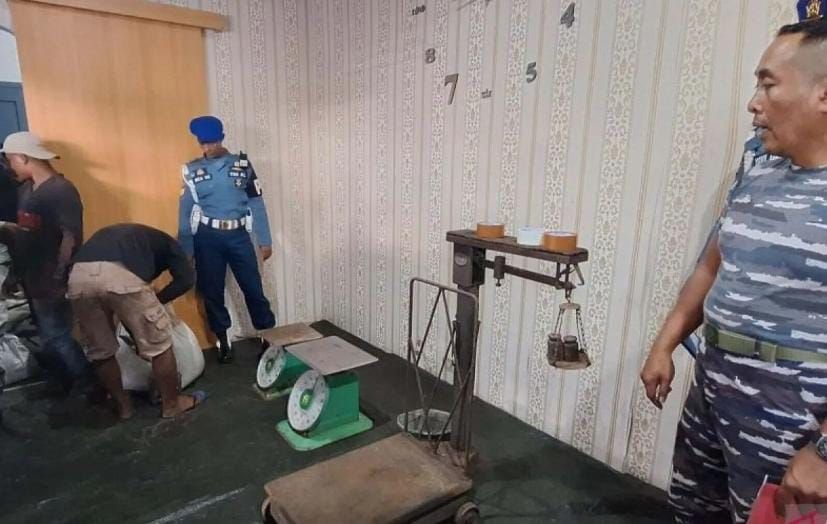 TNI AL Gagalkan Penyelundupan 41 Ton Pasir Timah ke Malaysia di Perairan Babel