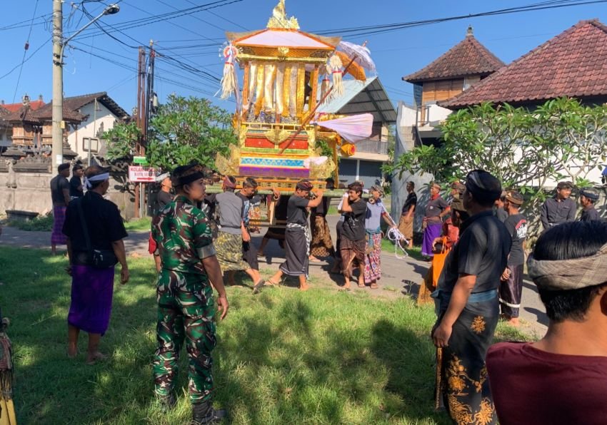 Babinsa Desa Budeng Amankan Jalannya Upacara Ngaben, Prosesi Berlangsung Lancar dan Khidmat