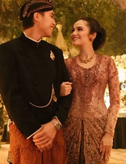 Pasangan Serasi, El Rumi dan Syifa Hadju Curi Perhatian di Unduh Mantu Al Ghazali