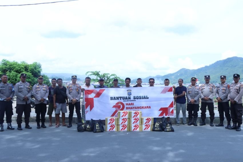 Polres Sibolga Sambangi Buruh Bongkar Muat dan Salurkan Bansos di Momen Hari Bhayangkara ke-79