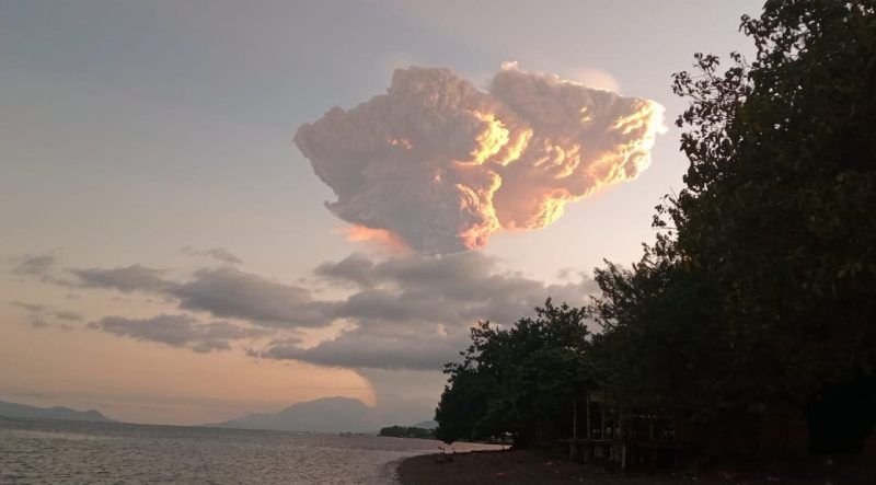 Gunung Lewotobi Laki-laki Meletus Dahsyat, Status Naik ke Level Awas: Warga Mengungsi Massal