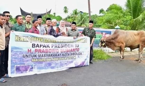 Presiden Prabowo dan Gubernur Bobby Nasution Serahkan Sapi Kurban untuk Warga Sibolga
