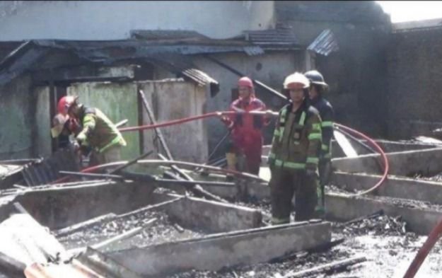 Kebakaran Hebat di Medan Selayang Hanguskan Rumah Kosong, Diduga Akibat Puntung Rokok!
