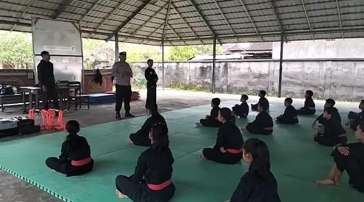 Bhabinkamtibmas Sumerta Kaja Sambangi Dojo Bhakti Negara, Tanamkan Nilai Kamtibmas dan Anti-Bullying