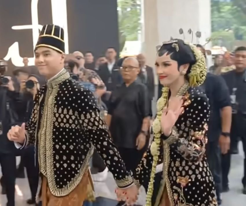 Warisan Budaya dalam Setiap Jahitan: Makna Busana Adat Jawa Al dan Alyssa di Ngunduh Mantu