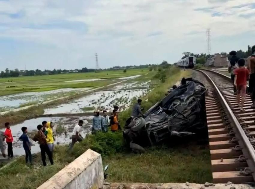 Tertabrak Kereta Api di Perlintasan Tanpa Palang, Dua Penumpang Mobil T3was di Tempat