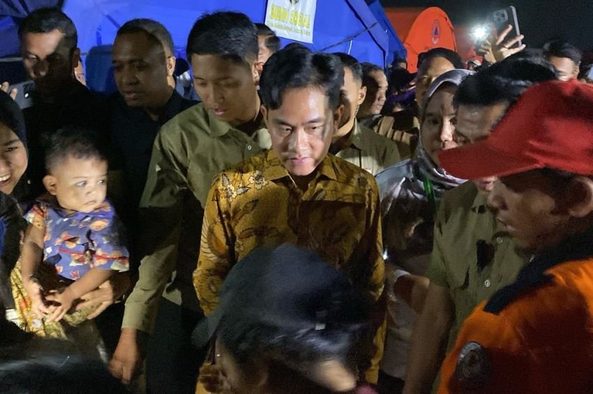 Gibran Rakabuming Berikan &lsquo;Bantuan Wakil Presiden&rsquo; untuk Pengungsi Korban Kebakaran di Penjaringan
