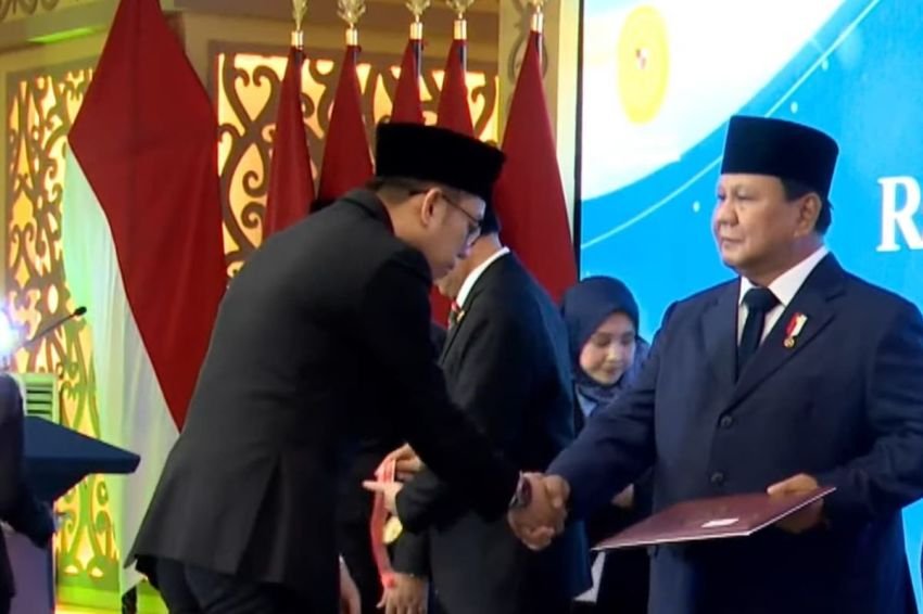 Presiden Prabowo Serahkan SK kepada 40 Perwakilan Calon Hakim di Acara Pengukuhan MA