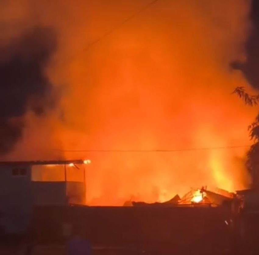 Kebakaran di Karimun T3w4skan Lansia Sakit Stroke, Dua Rumah Ludes Terbakar