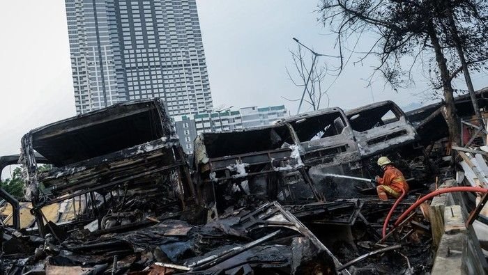 Kebakaran Hanguskan 20 Bus Bekas TransJakarta di Pool Terminal Rawa Buaya!