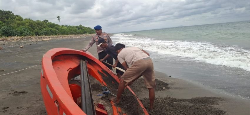 Sekoci KMP Tunu Pratama Jaya Ditemukan di Pantai Cekik, Sat Polairud Jembrana Lakukan Evakuasi