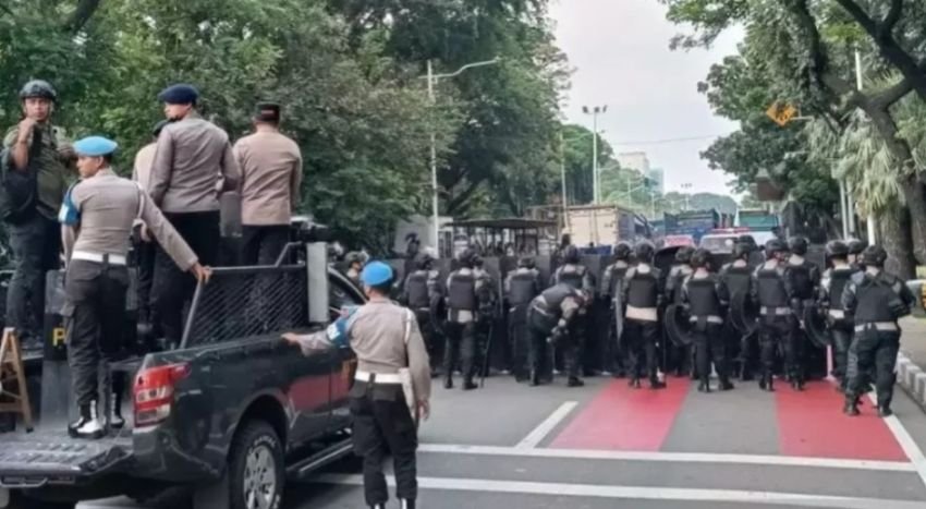 Polisi Bubarkan Aksi Demo Sopir Truk Tolak RUU ODOL di Medan Merdeka Selatan