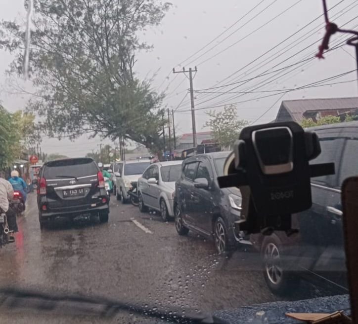 Hari Pertama Sekolah, Sejumlah Ruas Jalan di Banda Aceh Macet Total Disertai Hujan Lebat