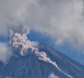 Gunung Semeru Kembali Erupsi, Kolom Letusan Capai 700 Meter di Atas Puncak