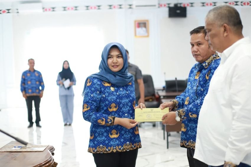 Wabup Atika Lantik Dr. Ahmad Duroni Sebagai Plt. Kadis Sosial Madina, Tekankan Pembenahan DTKS