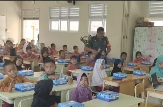 98 Siswa SDN 012 Singkep Antusias Nikmati Makanan Bergizi Gratis dari Pemerintah