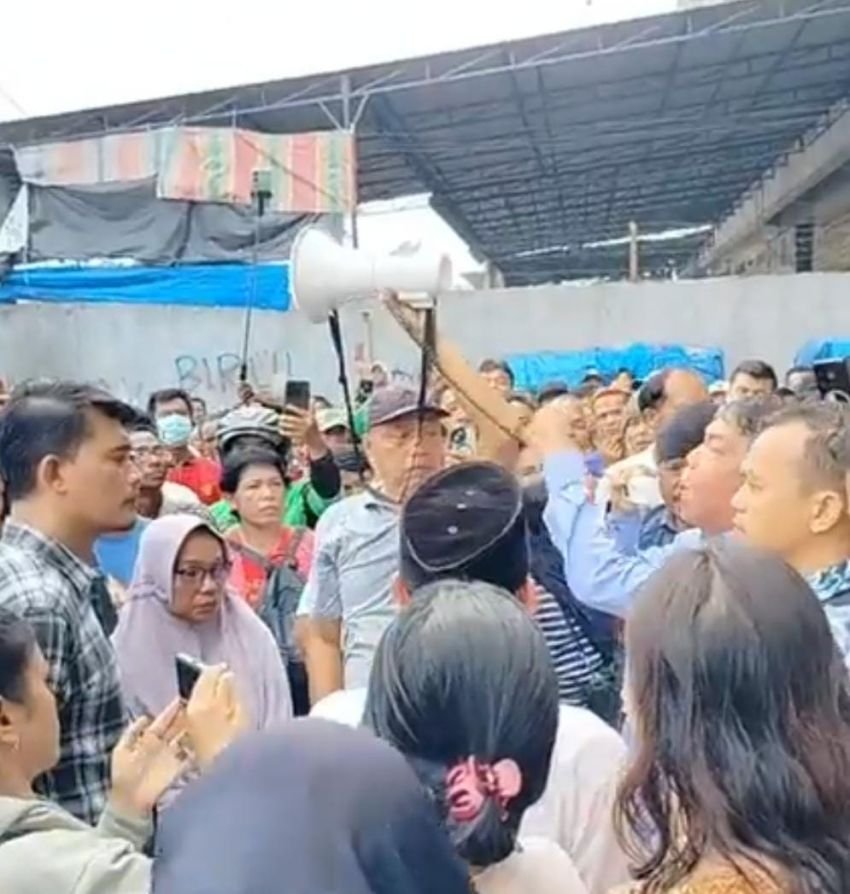 Ratusan Warga Jalan Aluminium Tolak Eksekusi Lahan, Polisi dan TNI Mundur Setelah Mediasi Gagal