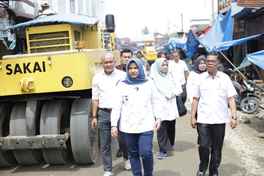 Wabup Madina Tinjau Pengerjaan Jalan Lingkar Pasar Lama, Dorong Revitalisasi Kawasan Jadi Pusat Kuliner