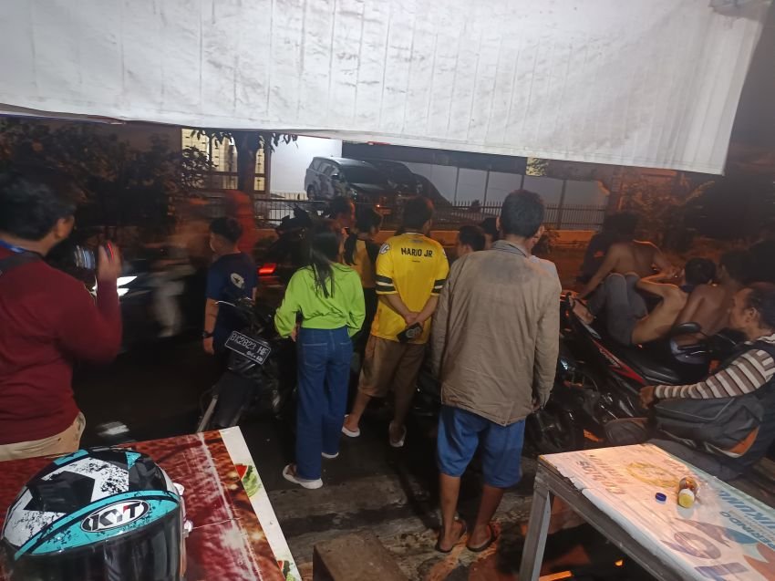 Warga Geram Saat KPK Geledah Rumah Topan Ginting: &ldquo;Sudah Digaji, Kok Masih Korupsi?&rdquo;