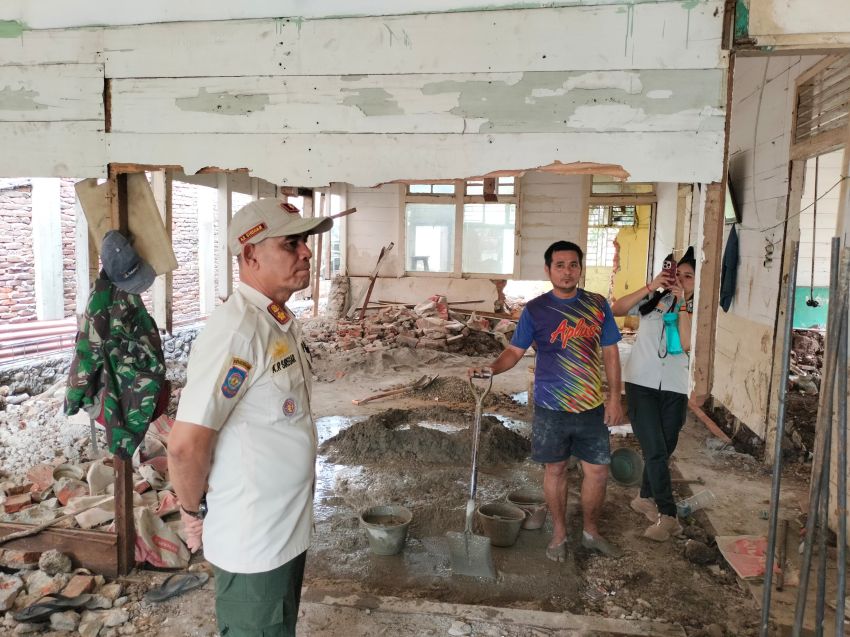 Satpol PP Padangsidimpuan Tertibkan Bangunan Tak Berizin dan Material di Jalan Umum