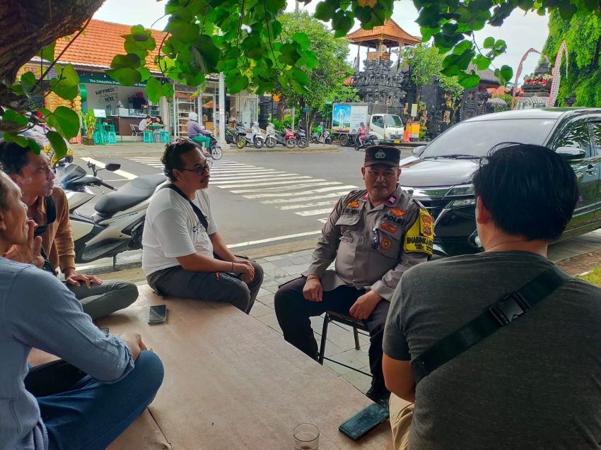 Patroli Dialogis di Peminge, Bhabinkamtibmas Benoa Ajak Warga Jaga Kamtibmas