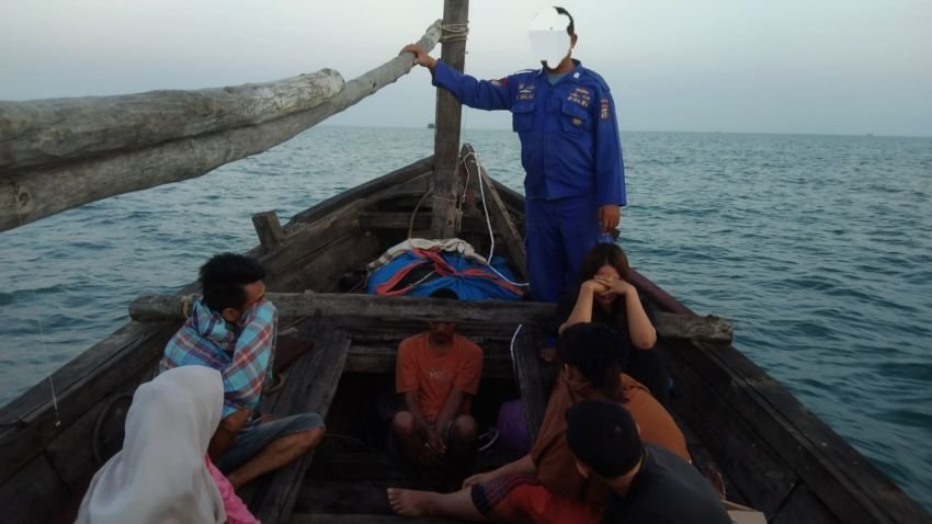 Ditpolairud Polda Sumut Gagalkan Penyelundupan 8 PMI Ilegal dan WNA Bangladesh di Perairan Batu Bara