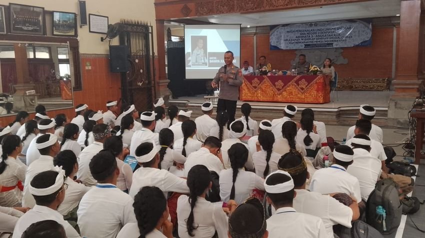 Cegah Judi Online di Kalangan Pelajar, Polsek Dentim Berikan Penyuluhan di SMAN 3 Denpasar